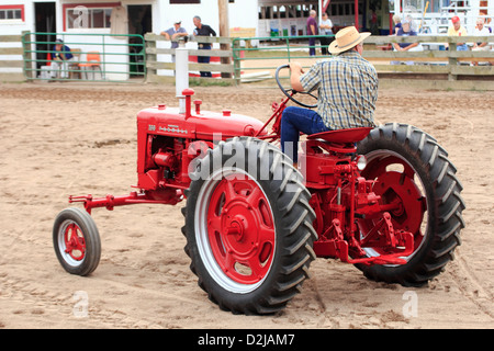 International Harvester Farmall 200 tracteur antique Banque D'Images