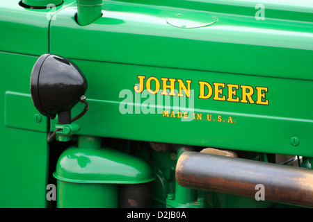 Tracteur John Deere badge étiquette nom sur un tracteur Banque D'Images