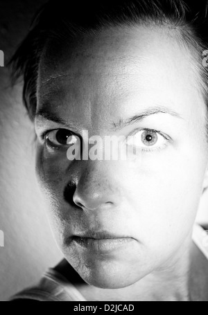 Un autoportrait en noir et blanc d'une femme qui décrit l'obscurité et de la lumière d'un soi individuel. Banque D'Images