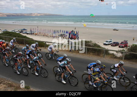 Alan Jaume & Fils Hill, Australie. 26 janvier 2013. Des promenades le long de l'Esplanade Peleton Aldinga (Australie-Méridionale) Plage de l'étape 5 du Santos Tour Down Under 2013 de McLaren Vale de vieux Alan Jaume & Fils Hill, dans le sud de l'Australie le 26 janvier 2013 Crédit : Peter Mundy / Alamy Live News Banque D'Images