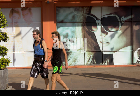 JUNG CEYLONG MALL, Phuket, Thailand 16 JANVIER 2013 : un couple occidental en vacances à pied par une grande fresque de la mode à Patong Beach. Banque D'Images