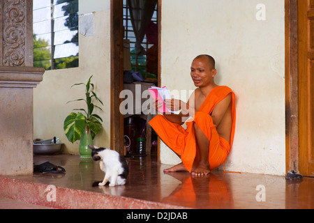 Phnom Penh, Cambodge, un moine bouddhiste lit un livre Banque D'Images