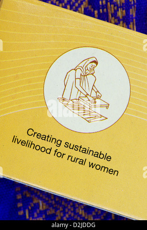 La création de moyens de subsistance durables pour les femmes rurales sur les paquets d'étiquettes bâton d'encens. L'Inde Banque D'Images