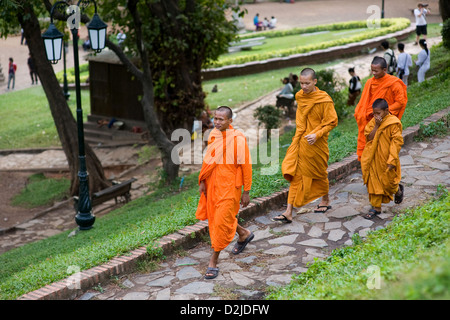 Phnom Penh, au Cambodge, des moines bouddhistes dans le parc, au Wat Phnom Banque D'Images