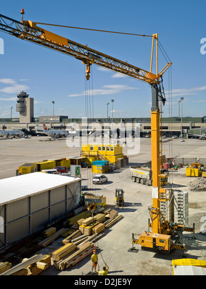 Zurich, Suisse, le Flughafengelaende la grue Banque D'Images