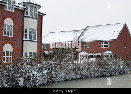 Maisons en bordure du canal en hiver, Warwick, Royaume-Uni Banque D'Images
