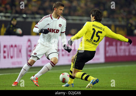 Dortmund, Allemagne. Le 25 janvier 2013. Le Dortmund Mats Hummels (R) et de Nuremberg's Tomas Pekhart rivalisent pour le ballon pendant le match de football de la Bundesliga entre Borussia Dortmund et FC Nuremberg au Signal Iduna Park de Dortmund, Allemagne, 25 janvier 2013. Photo : Kevin Kurek/ Alamy Live News Banque D'Images