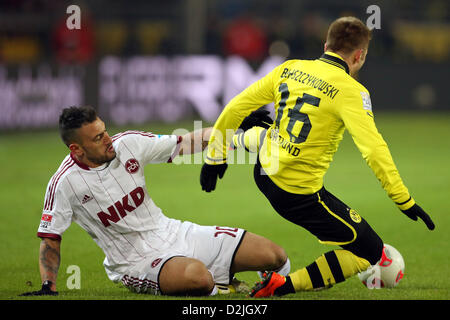 Dortmund, Allemagne. Le 25 janvier 2013. L'Jakub Blaszczykowski Dortmund (R) et de Nuremberg Timo Gebhart rivalisent pour le ballon pendant le match de football de la Bundesliga entre Borussia Dortmund et FC Nuremberg au Signal Iduna Park de Dortmund, Allemagne, 25 janvier 2013. Photo : Kevin Kurek/ Alamy Live News Banque D'Images