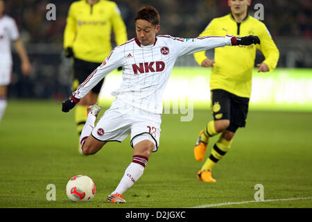 Dortmund, Allemagne. Le 25 janvier 2013. L'Nurembegr Hiroshi Kiyotake passe le ballon au cours de la Bundesliga match de foot entre Borussia Dortmund et FC Nuremberg au Signal Iduna Park de Dortmund, Allemagne, 25 janvier 2013. Photo : Kevin Kurek/ Alamy Live News Banque D'Images