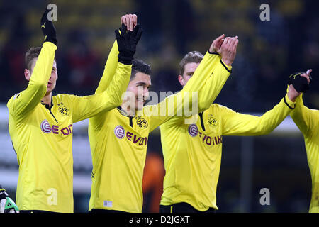 Dortmund, Allemagne. Le 25 janvier 2013. Le Dortmund Nuri Sahin et ses coéquipiers font un vague Laola après le match de football de la Bundesliga entre Borussia Dortmund et FC Nuremberg au Signal Iduna Park de Dortmund, Allemagne, 25 janvier 2013. Photo : Kevin Kurek/ Alamy Live News Banque D'Images