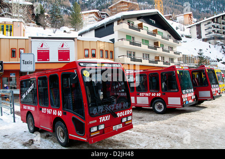 Petites cabines colorées italien de tourisme. Presque tous les véhicules à Zermatt sont axés sur la batterie pour prévenir la pollution de l'air. Banque D'Images