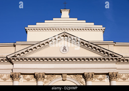 L'église Sainte-Anne néoclassique détails architecturaux, construit au 18e siècle à Varsovie, Pologne. Banque D'Images