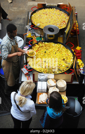 Vente de produits alimentaires à Covent Garden London UK Banque D'Images