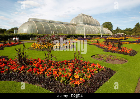 De fleurs en face de la Palm House de Kew Gardens, London, UK Banque D'Images