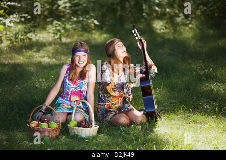 Filles Hippie avec une piscine en plein air de guitare Banque D'Images