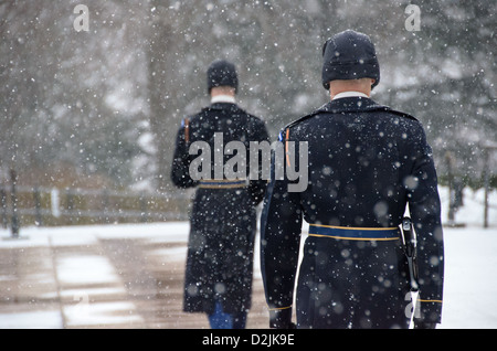 Les soldats participent au changement de la garde sur la tombe de l'inconnu au cimetière national d'Arlington dans la neige. Le plus près de l'appareil photo est le commandant de secours. Derrière lui, c'est la garde côtière canadienne d'être relevé à la fin de son quart. Banque D'Images