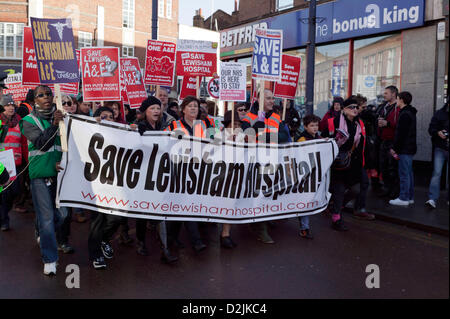 Londres, Royaume-Uni. 26 janvier 2013. Manifestants sur une marche contre les coupures à l'ENM de Lewisham et maternité A&E ministères Crédit : www.white-moulin.co.uk / Alamy Live News Banque D'Images