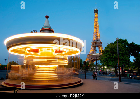 La tour Eiffel la nuit Paris France Banque D'Images