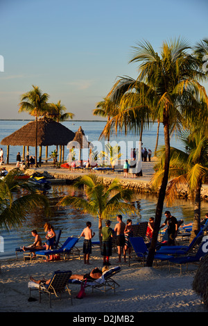 Les vacanciers apprécient la plage d'un complexe de luxe. En Floride, aux États-Unis. Banque D'Images