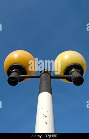 Belisha beacon avec deux lampes globe Banque D'Images