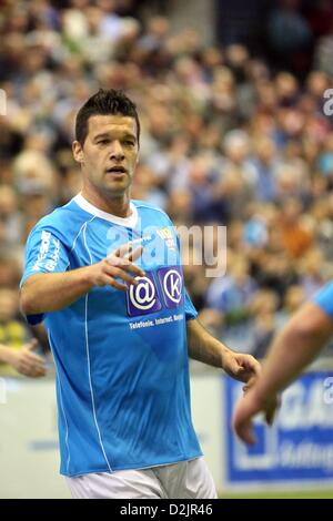 Ancien joueur national Michael Ballack (L) au cours de la piscine des gestes 'tournoi de football Eins-Oldie-Masters à Chemnitz, Allemagne, 26 janvier 2013. Ballack a joué pour Chemnitz de 1994 à 1997. PHOTO : JAN WOITAS Banque D'Images