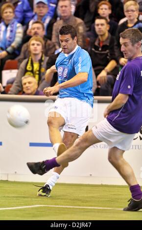 Ancien joueur national Michael Ballack (L) contrôle le ballon pendant le tournoi de football en salle 'Eins-Oldie-Masters à Chemnitz, Allemagne, 26 janvier 2013. Ballack a joué pour Chemnitz de 1994 à 1997. PHOTO : JAN WOITAS Banque D'Images