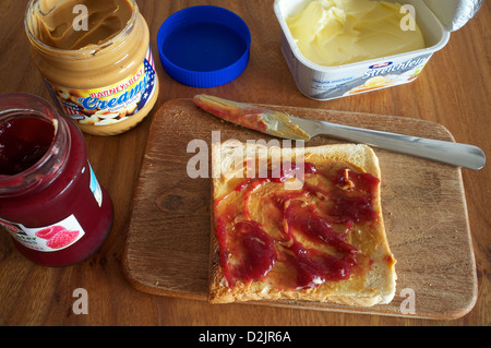 Le beurre d'arachide, confiture sur des toasts Banque D'Images