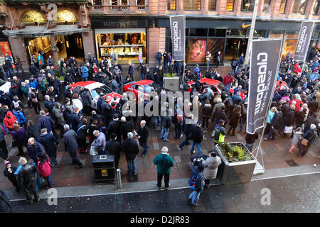 Buchanan Street, Glasgow, Écosse, Royaume-Uni, samedi 26 janvier 2013. Les spectateurs ont vu des voitures dans le centre-ville avant le début du rallye de Monte Carlo Banque D'Images