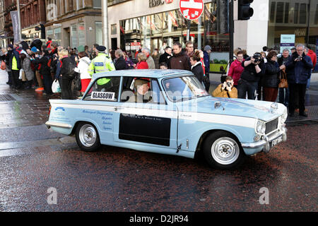 Buchanan Street, Glasgow, Écosse, Royaume-Uni, samedi 26 janvier 2013. Un participant part dans une voiture Triumph Herald avant le début du Monte Carlo Classic Rally Banque D'Images