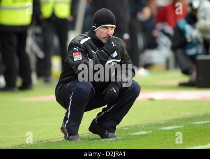 Hoffenheim entraîneur en chef Marco Kurz s'accroupit à l'écart pendant la Bundelsiga match de foot entre l'Eintracht Francfort et 1899 Hoffenheim à la Commerzbank Arena de Francfort-sur-Main, Allemagne, 26 janvier 2013. Photo : BORIS ROESSLER (ATTENTION : EMBARGO SUR LES CONDITIONS ! Le LDF permet la poursuite de l'utilisation de jusqu'à 15 photos uniquement (pas de photos ou vidéo-sequntial série similaire d'images admis) via internet et les médias en ligne pendant le match (y compris la mi-temps), prises à partir de l'intérieur du stade et/ou avant le début du match. Le LDF permet la libre transmission de l'objet numérisé Banque D'Images