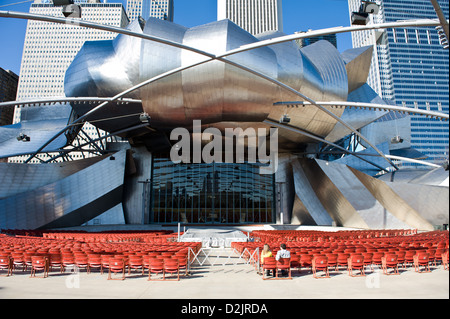 Pavillon Jay Pritzker, conçu par Frank Gehry, est une salle de spectacle à l'intérieur de Chicago Millennium Park. Banque D'Images