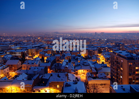 Coucher de soleil sur Belgrade couvert de neige Banque D'Images