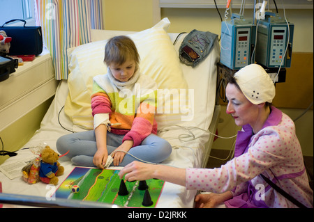 Freiburg, Allemagne, clown à l'hôpital sur le cancer ward Banque D'Images