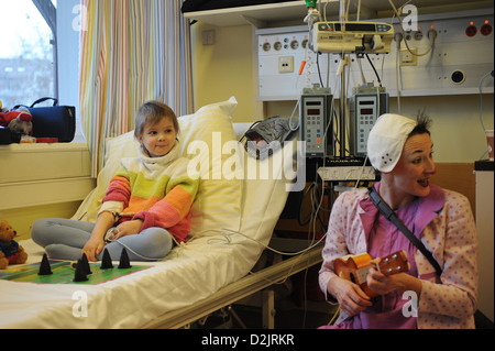 Freiburg, Allemagne, clown à l'hôpital sur le cancer ward Banque D'Images