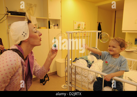 Freiburg, Allemagne, clown à l'hôpital sur le cancer ward Banque D'Images