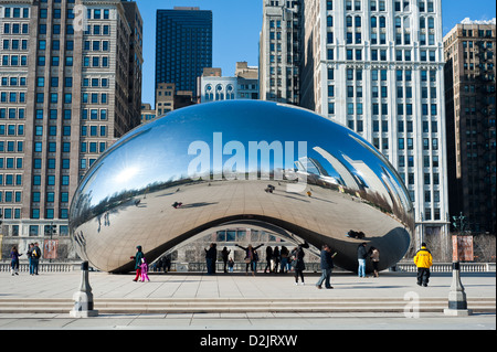 Cloud Gate, également connu sous le nom de Bean, est une sculpture publique de Chicago's Millennium Park. Banque D'Images