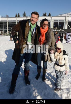 Acteur Hardy Krueger Jr., sa femme et sa fille Katrin Vinas posent lors de la célèbre course de ski du Hahnenkamm à Kitzbuehel, Autriche, 26 janvier 2013. Photo : Felix Hoerhager Banque D'Images