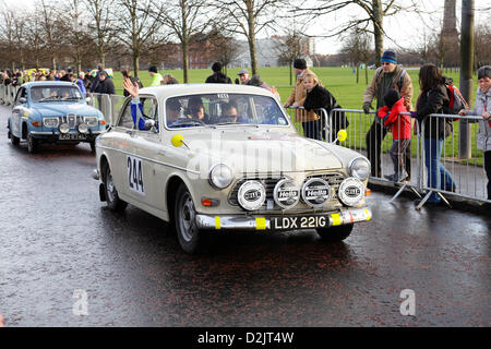 Glasgow Green, Glasgow, Écosse, Royaume-Uni, samedi 26 janvier 2013. Les voitures Volvo et Saab partent après le début du Monte Carlo Classic Rally Banque D'Images