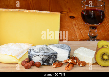 Assortiment de fromages français avec du vin rouge Banque D'Images