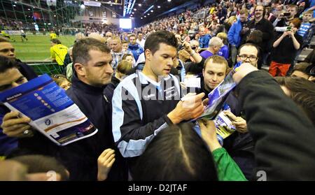 Ancien joueur national Michael Ballack signe des autographes après le tournoi de football en salle 'Eins-Oldie-Masters à Chemnitz, Allemagne, 26 janvier 2013. Ballack a joué pour Chemnitz de 1994 à 1997. PHOTO : JAN WOITAS Banque D'Images