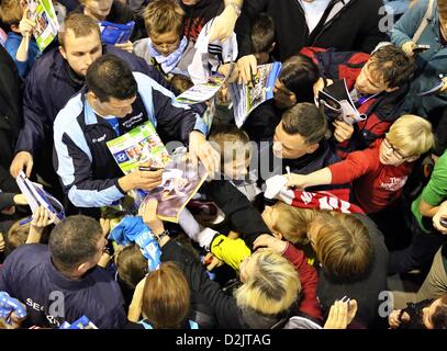 Ancien joueur national Michael Ballack signe des autographes après le tournoi de football en salle 'Eins-Oldie-Masters à Chemnitz, Allemagne, 26 janvier 2013. Ballack a joué pour Chemnitz de 1994 à 1997. PHOTO : JAN WOITAS Banque D'Images