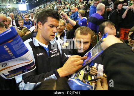 Ancien joueur national Michael Ballack signe des autographes après le tournoi de football en salle 'Eins-Oldie-Masters à Chemnitz, Allemagne, 26 janvier 2013. Ballack a joué pour Chemnitz de 1994 à 1997. PHOTO : JAN WOITAS Banque D'Images