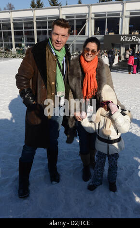 Acteur Hardy Krueger Jr., sa femme et sa fille Katrin Vinas posent lors de la célèbre course de ski du Hahnenkamm à Kitzbuehel, Autriche, 26 janvier 2013. Photo : Felix Hoerhager Banque D'Images