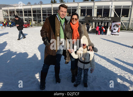 Acteur Hardy Krueger Jr., sa femme et sa fille Katrin Vinas posent lors de la célèbre course de ski du Hahnenkamm à Kitzbuehel, Autriche, 26 janvier 2013. Photo : Felix Hoerhager Banque D'Images