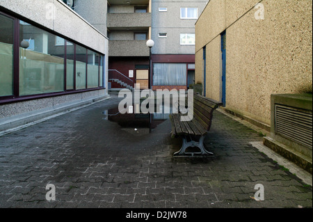 Berlin, Allemagne, Sitzbaenke vide et centre commercial dans une zone résidentielle Banque D'Images