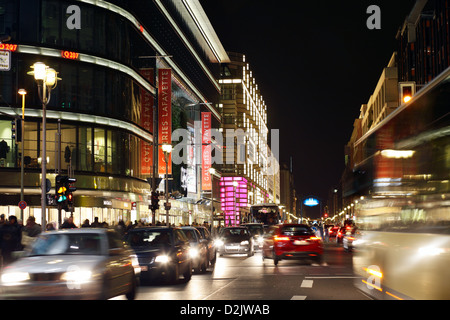 Berlin, Allemagne, lourd trafic de nuit sur la Friedrichstrasse Banque D'Images