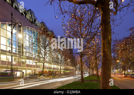 Berlin, Allemagne, allumé en façade du grand magasin Karstadt Banque D'Images
