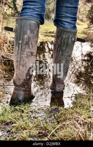 Green Hunter Wellies (marque) - Bottes en champ boueux humide Banque D'Images