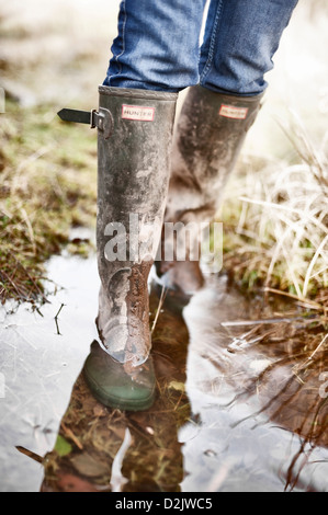 Green Hunter Wellies (marque) - Bottes en champ boueux humide Banque D'Images