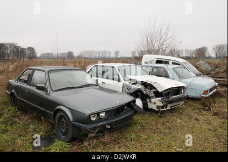 Bad Freienwalde, Allemagne, voitures indésirable dans la cour d'un garage Banque D'Images